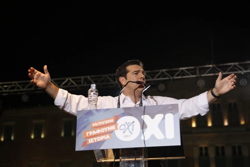 Σε νευρική κρίση το Μαξίμου: Δημοσκοπική κατάρρευση για τον ΣΥΡΙΖΑ – Τρία χρόνια από το δημοψήφισμα – Θα κλάψει φέτος από οργή η Μπέτυ Μπαζιάνα;